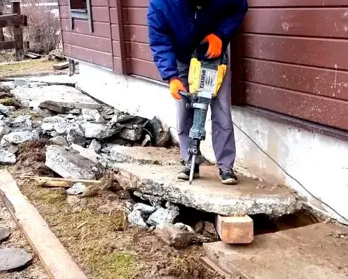 Демонтаж старой отмостки